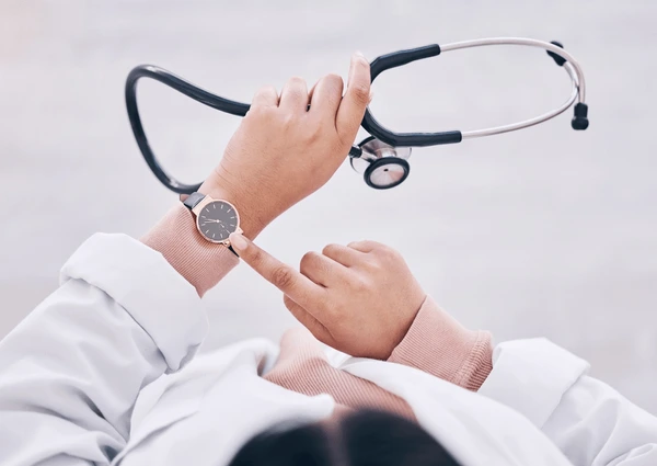 Clinician skimming a guideline quickly on a workstation